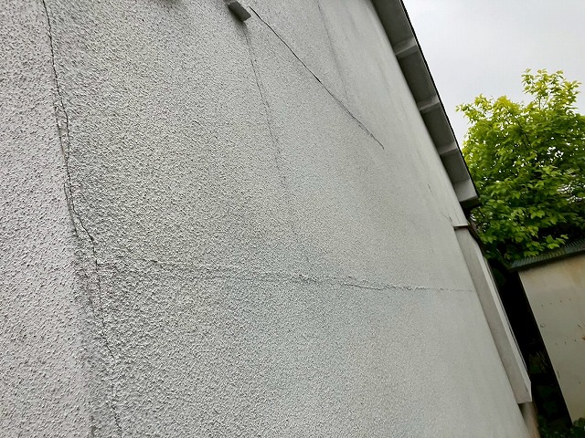 ひび割れ被害の生じた外壁